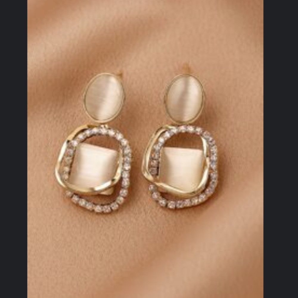Elegant Gold and Cream Earrings